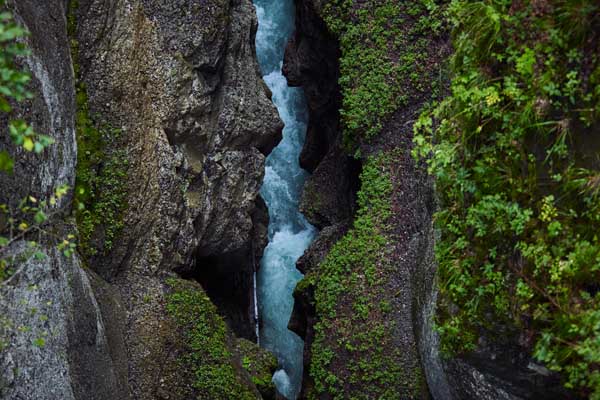 Das Wasser arbeitet sich durch den schroffen Fels