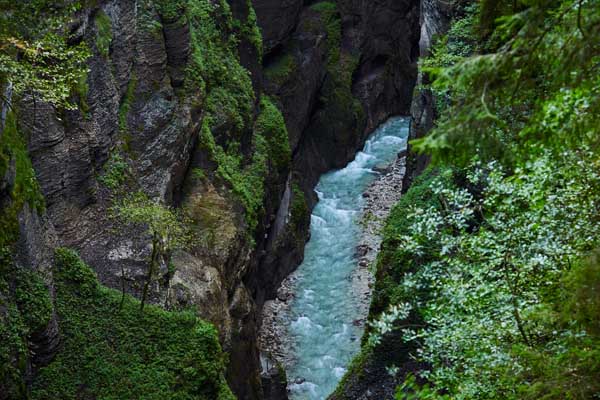Eisiges Gletscherwasser zwischen schroffen Felsen