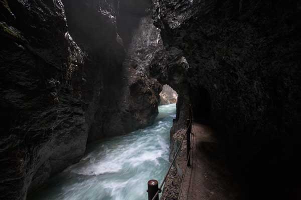 Hier gelangen nur selten Sonnenstrahlen auf den Grund der Partnachklamm