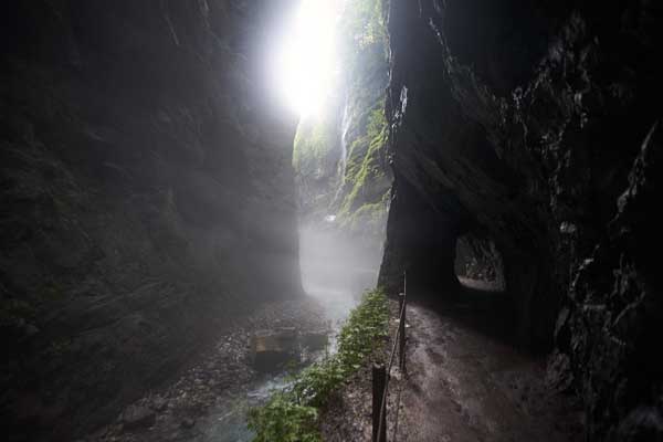 Partnachklamm im Spätsommer - Nebelschwaden hängen unerbittlich zwischen den Feldwänden