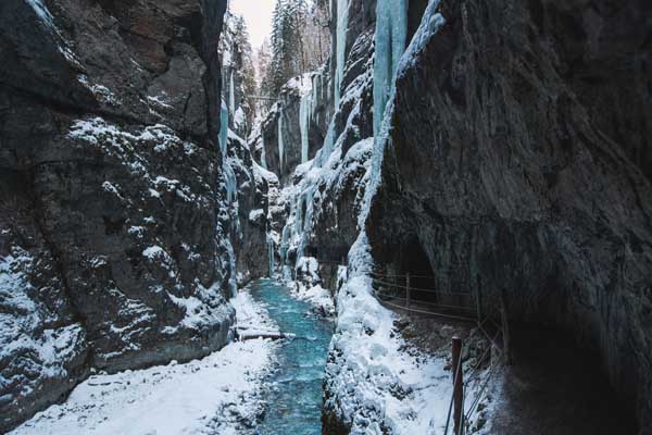 Vereiste Partnachklamm im mittleren Teil mit Eiserner Brücke
