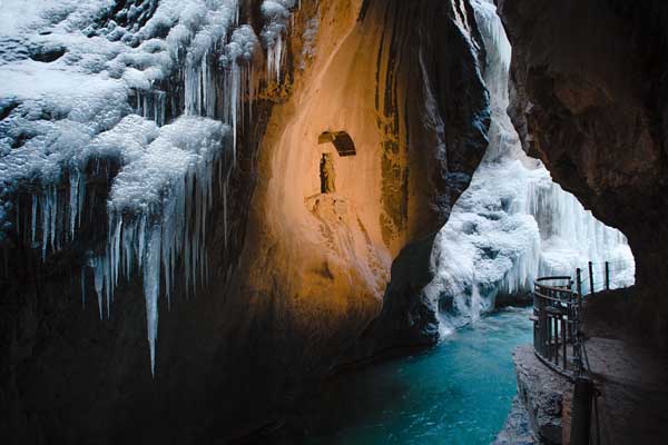 Marienfigur im Winter