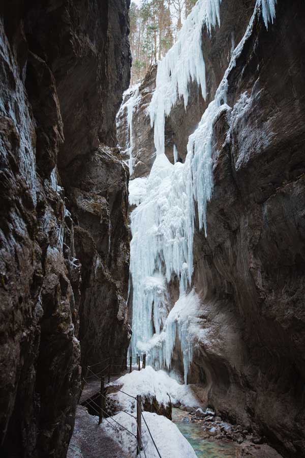 Wasserfälle verwandeln sich zu Eiswänden