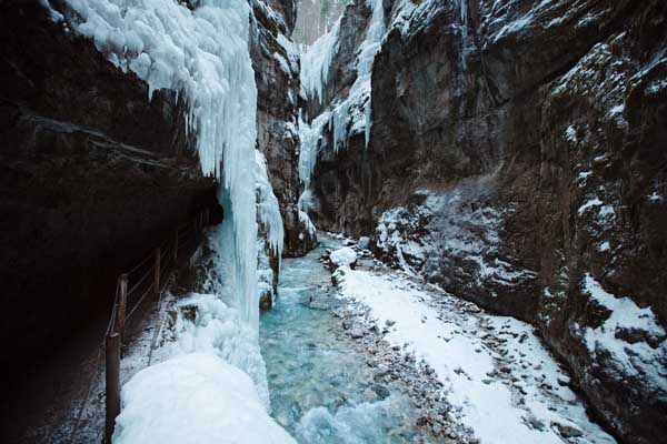 Eiszapfenbildung in der Partnachklamm