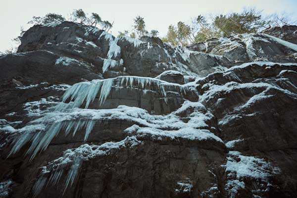 Blick auf die Eisskulpturen in luftiger Höhe