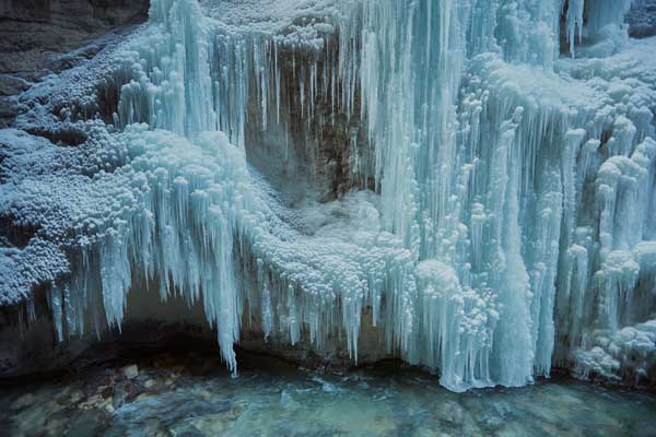 Übergang der Eiszapfen in die eisige Partnach