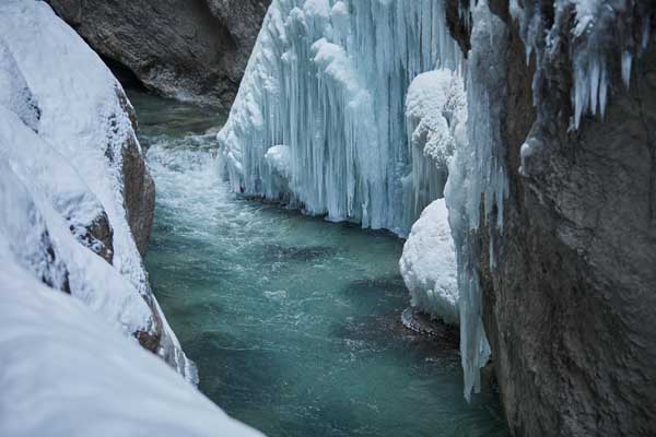 Partnach zwischen Eisskulpturen