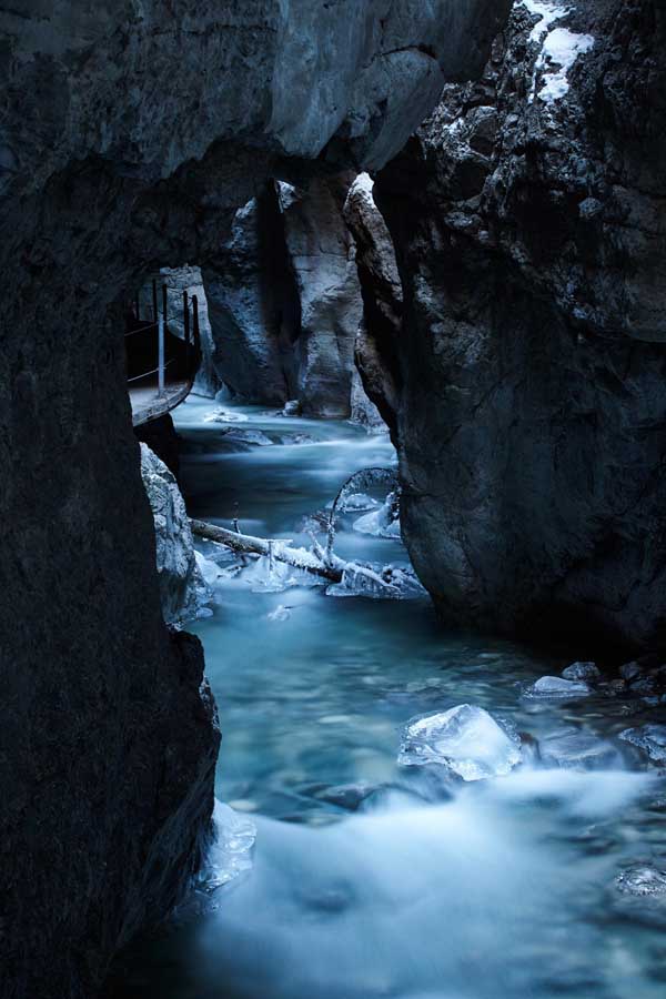 Im Winter dringt nur wenig Tageslicht an den Grund der Partnachklamm